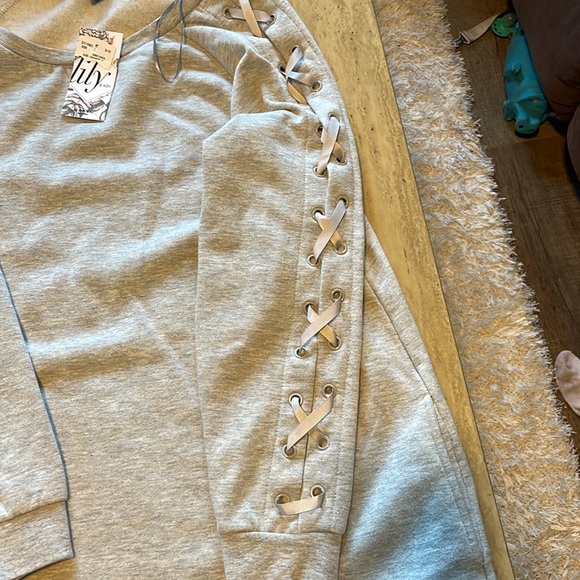 Le Chateau sweater dress - Picture 3 of 3